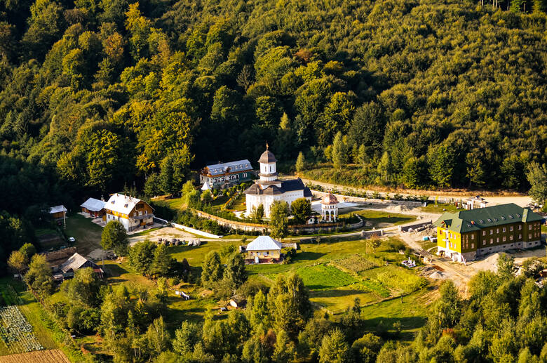 Die Ortschaft Cârțișoara in den rumänischen Alpen