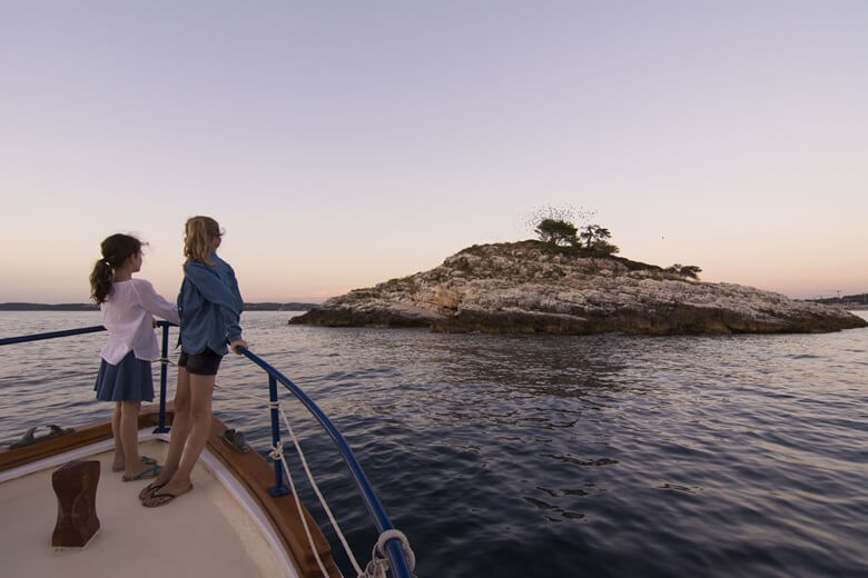 Zwei Mädchen auf einem Boot in Kroatien