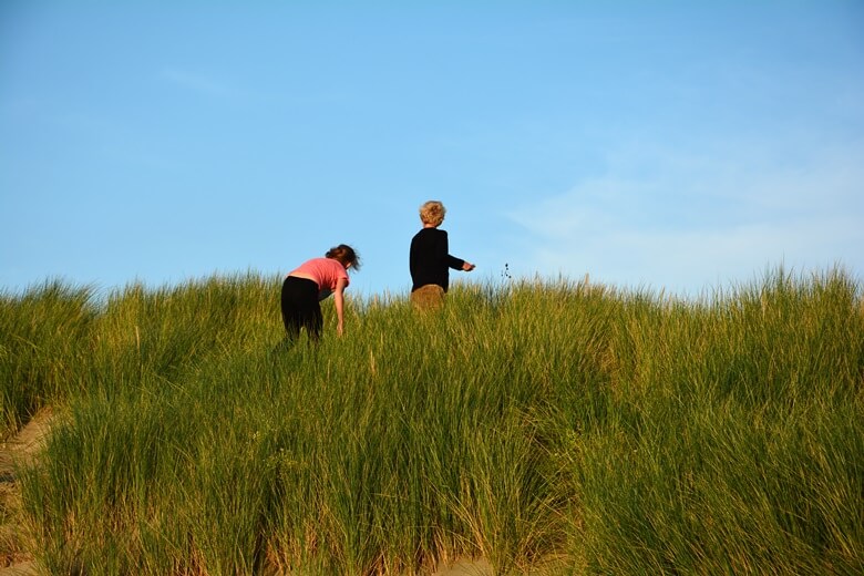 Kinder toben in den Dünen in Holland