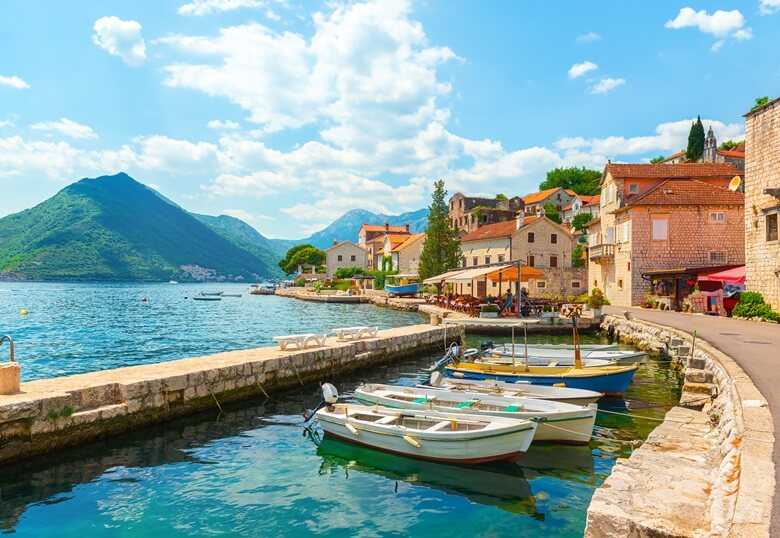 Kleine Bötchen in der Bucht von Kotor in Montenegro an einem Sommertag