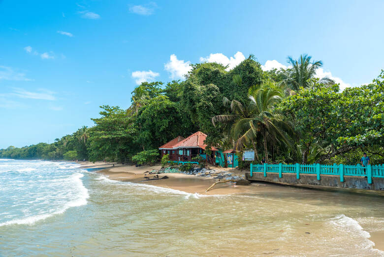 Strandhütte und Palmen am Meer in Costa Rica