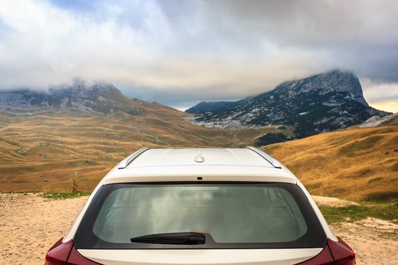 Blick aus dem Auto auf die traumhaften Berge des Durmitor National Parks in Montenegro