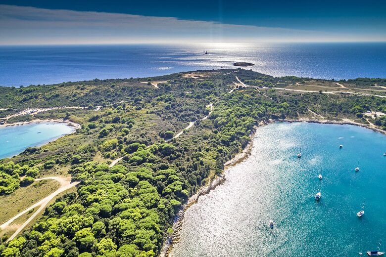 Segelboote am Kap Kamenjak in Kroatien