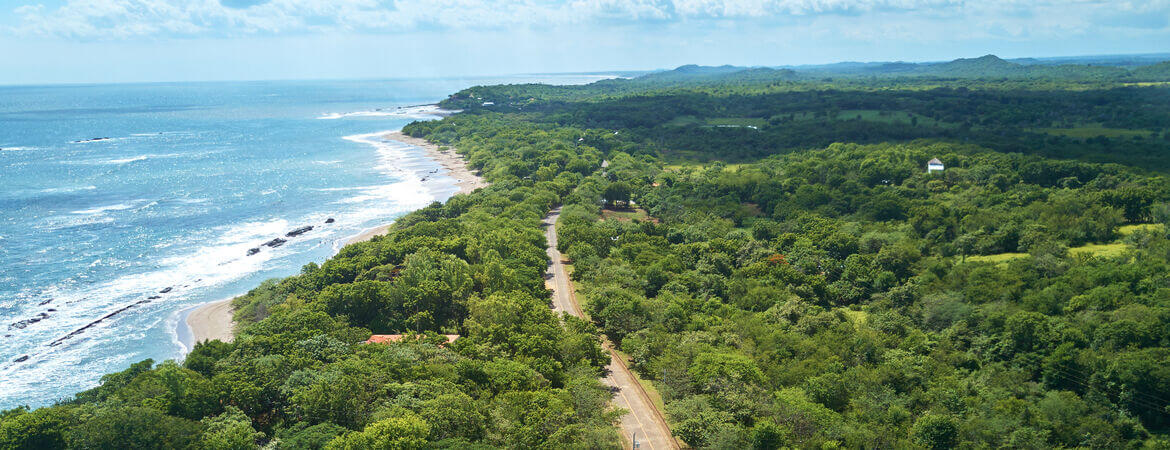 Straße in Costa Rica führt am Meer entlang