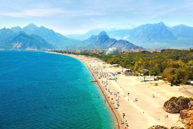 Blick über einen Strand in Antalya in der Türkei