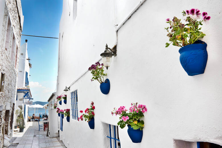 Kleine Gasse mit Blumen in einem Ort an der türkischen Ägäis