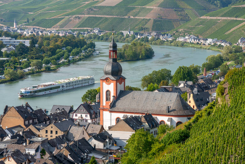 Blick über die Mosel im Örtchen Zell