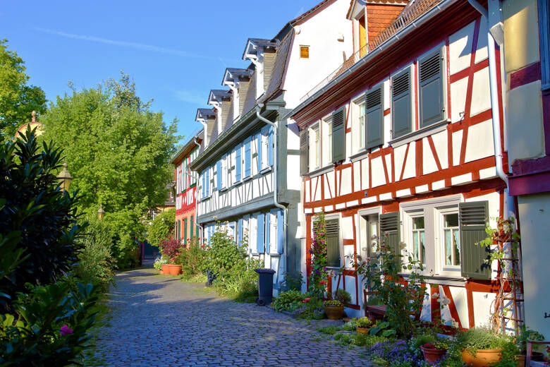 Fachwerkhäuser in Frankfurt-Höchst an einem sonnigen Tag