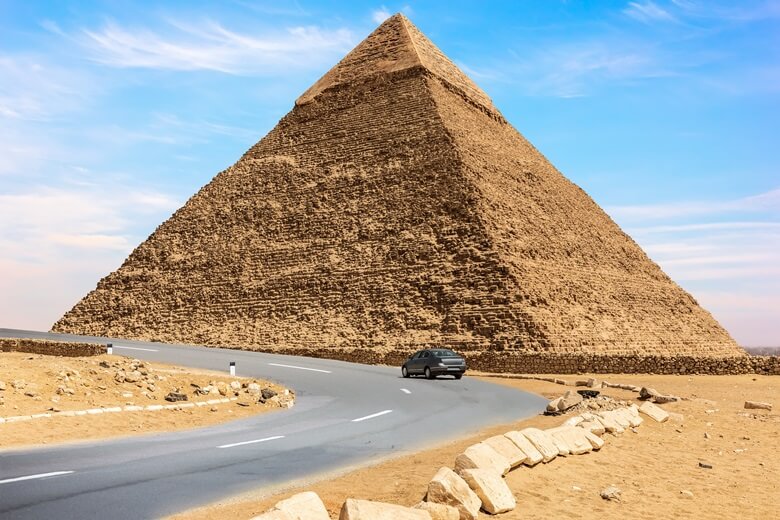 Ein Auto fährt an den majestätischen Pyramiden in Ägypten vorbei