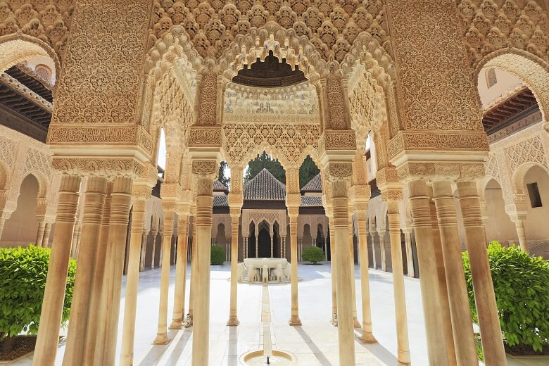 Blick in einen Innenhof der Alhambra in der südspanischen Stadt Granada 