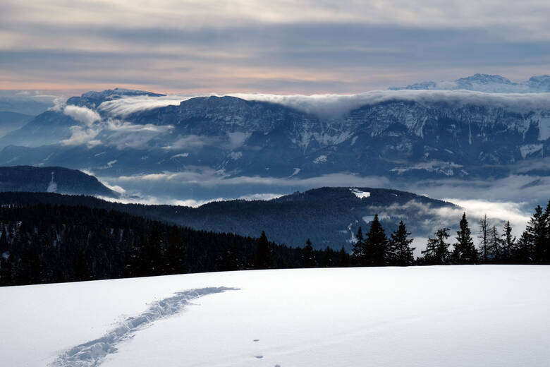 Schneebedeckte Berge mit Blick auf das Etschtal in Italien