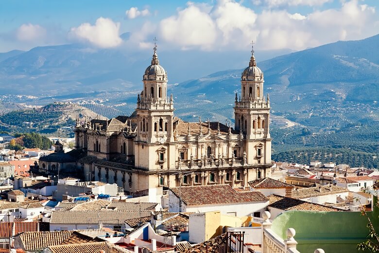 Die andalusische Stadt Jaén liegt inmitten von Olivenhainen 