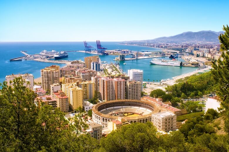 Blick über den Hafen von Málaga in Südspanien