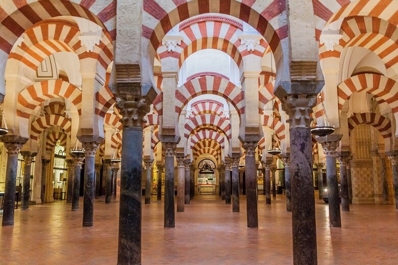 Säulengänge in der Mezquita-Kathedrale in der andalusischen Stadt Córdoba