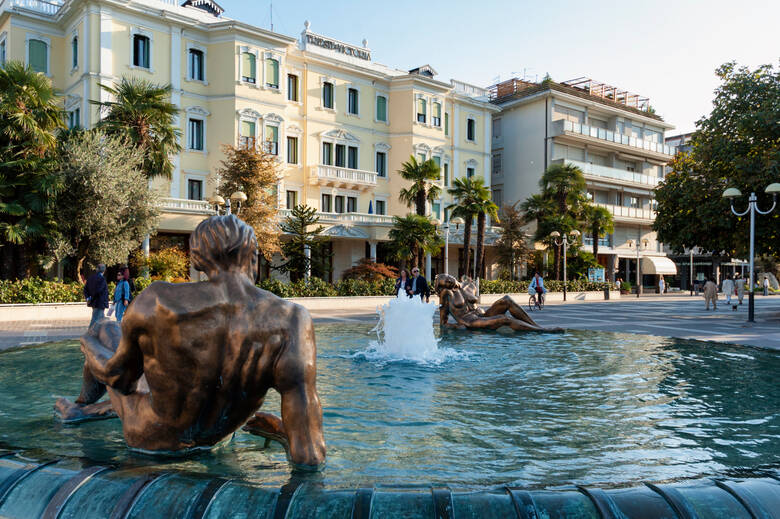 Brunnen mit Statuen im Kurort Montegrotto Terme