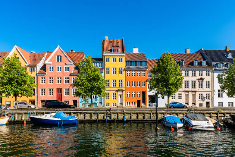 Bunte Häuser und Schiffe in Kopenhagen