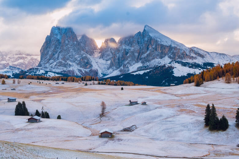 Schneebedeckte Seiser Alm in Südtirol