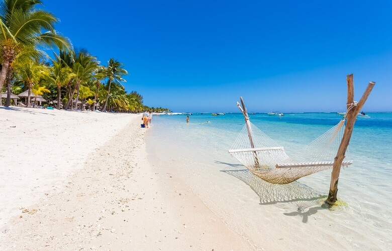 Palmen, Meer und Hängematte am Le Morne Beach auf Mauritius