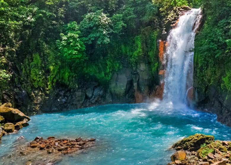 Der Traumhafte Wasserfall am Río Celeste im Tenorio Volcano National Park