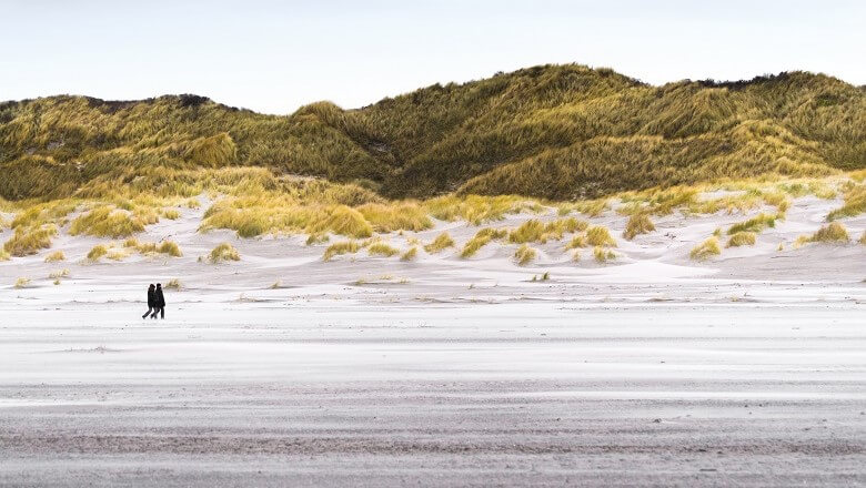 Spaziergänger auf der Insel Juist in Ostfriesland