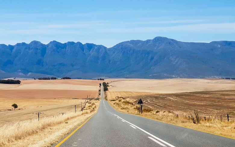 Straße durch Swellendam in Südafrika