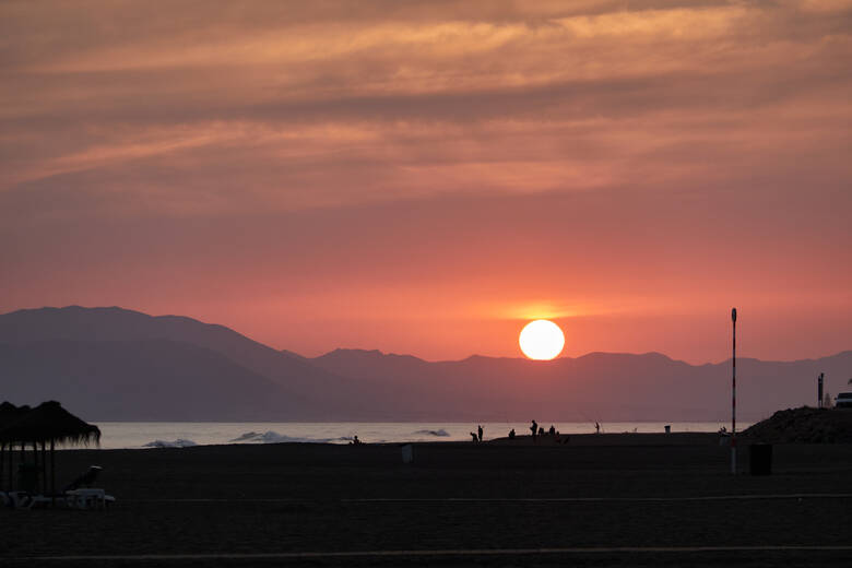 Sonnenuntergang an einem Strand in der Nähe von Malaga 