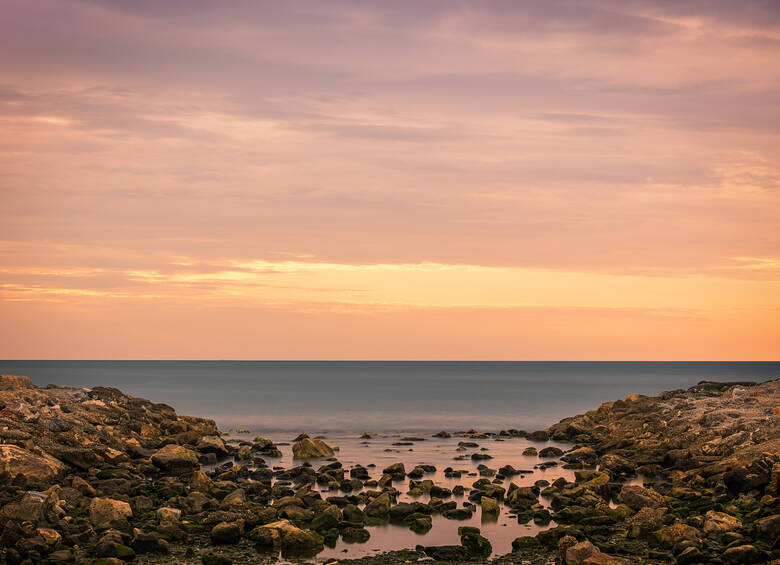 Sonnenuntergang über dem Strand von Guadalmar in der Nähe von Malaga 