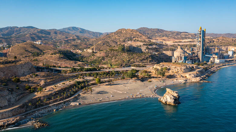 Strand in der Nähe von Malaga mit einer Zementfabrik