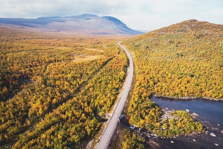 Straße zum Abisko Nationalpark in Schwedisch Lappland