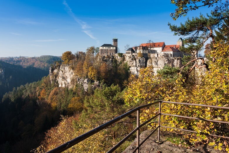 Aussicht vom Ritterfelsen auf die Burg Hohnstein in der Sächsischen Schweiz