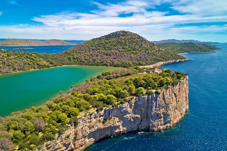 Smaragdgrüner See auf der kroatischen Insel Dugi Otok
