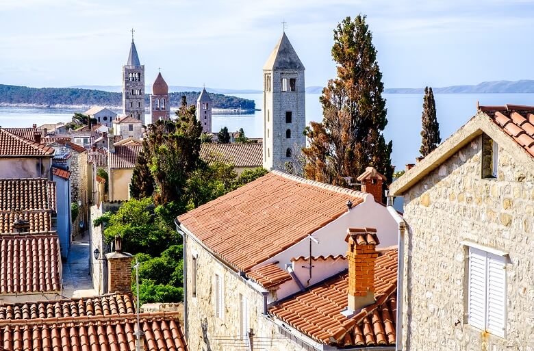 Altstadt auf der Insel Rab mit Meer im Hintergrund