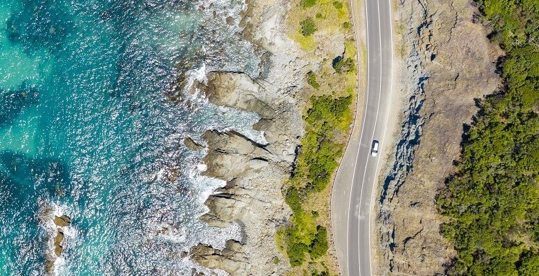 Auto fährt über die Great Ocean Road in Australien