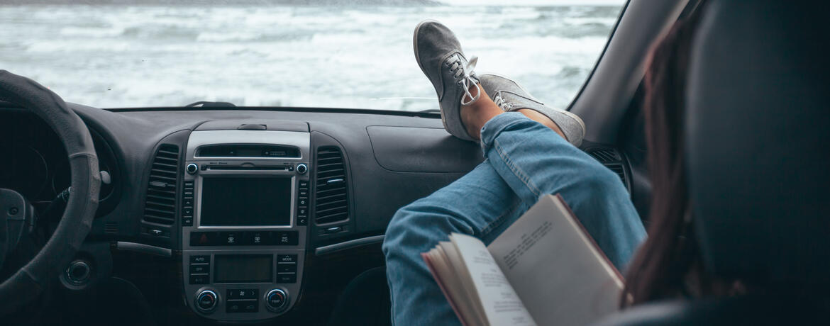 Frau liest im Auto