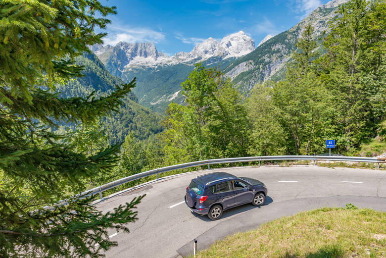 Auto auf einem Alpenpass in Slowenien