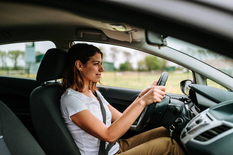 Frau fährt Auto