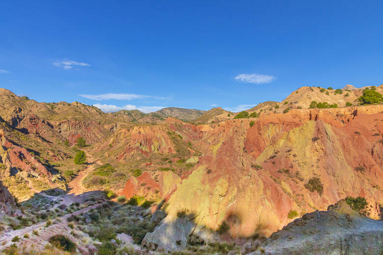 Wanderweg durch den roten Canyon Barranco Rojo in Jijona, Alicante, Costa Blanca