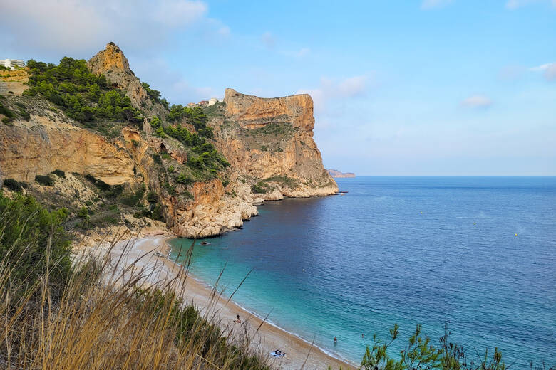 Blick auf die Bucht Cala Moraig in Alicante