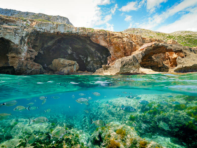 Tauchen vor der Cova Tallada im Naturpark Montgo, Alicante, Costa Blanca