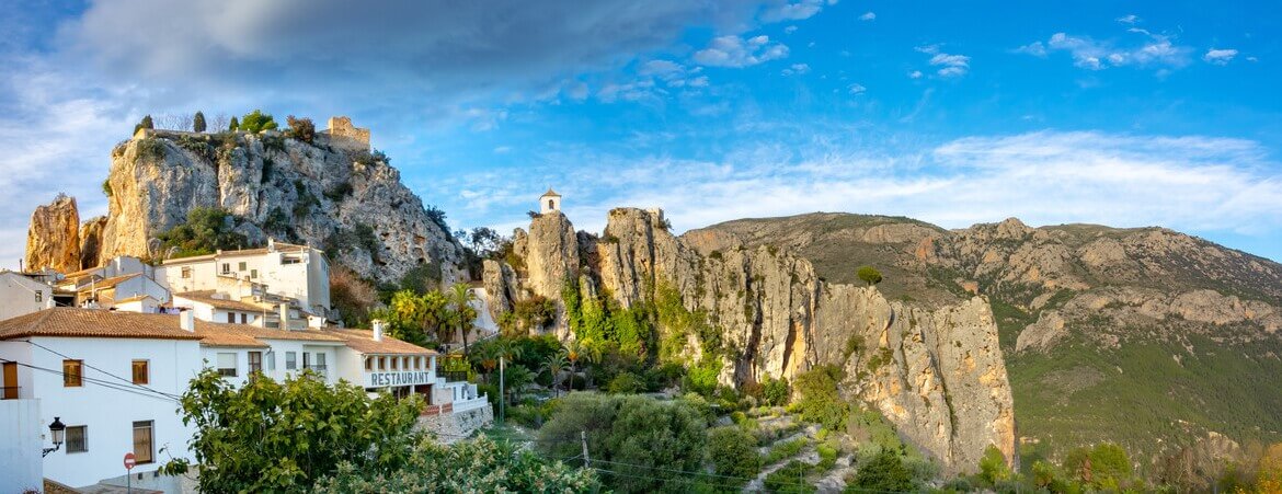Blick auf die Bergstadt Guadalest in Spanien