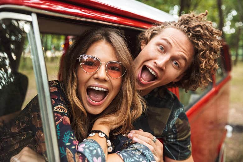 Glückliches Hippie-Paar im Auto
