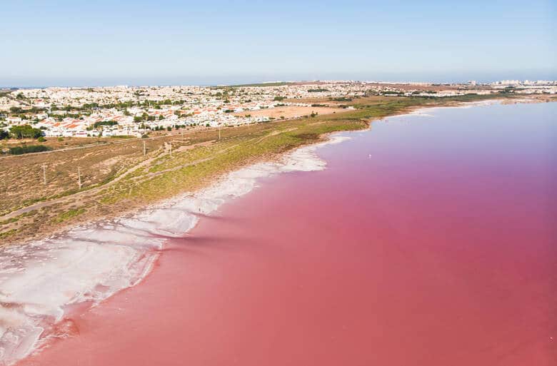 Luftbild von der pinken Lagune im Naturpark Torrevieja y las Mata, Alicante, Costa Blanca