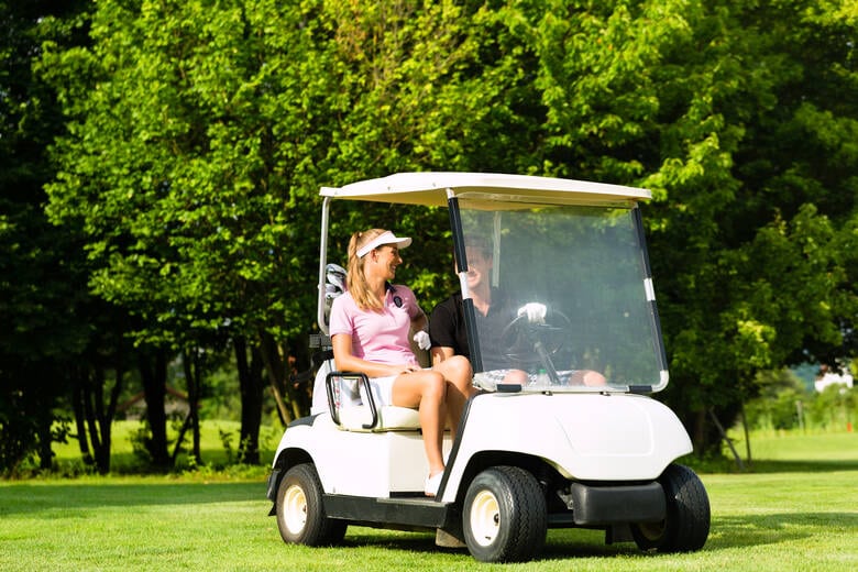 Pärchen im Golfcart