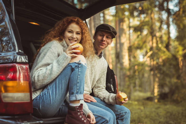 Pärchen bei Autopause im Wald