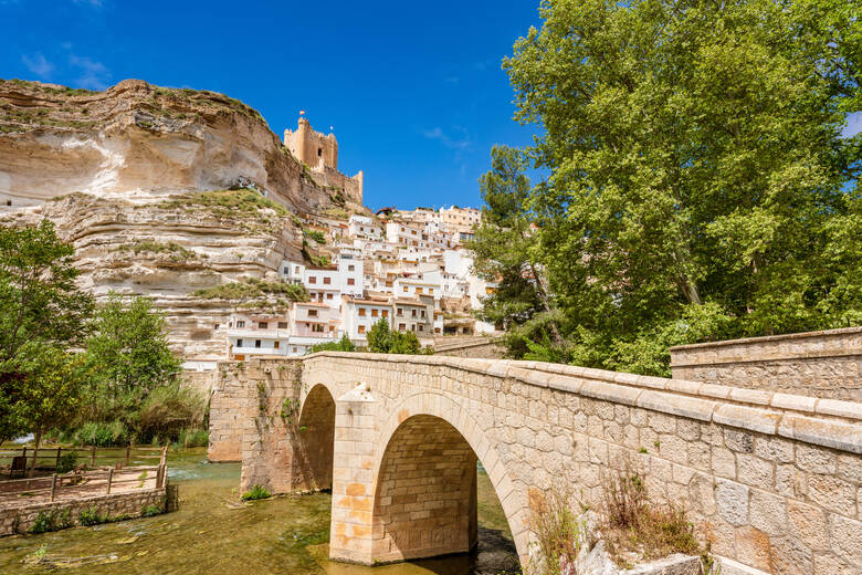 Das hübsche Dorf Alcalá del Júcar liegt an einer Schlucht in Castilla la Mancha, an der Grenze mit Valencia, Spanien