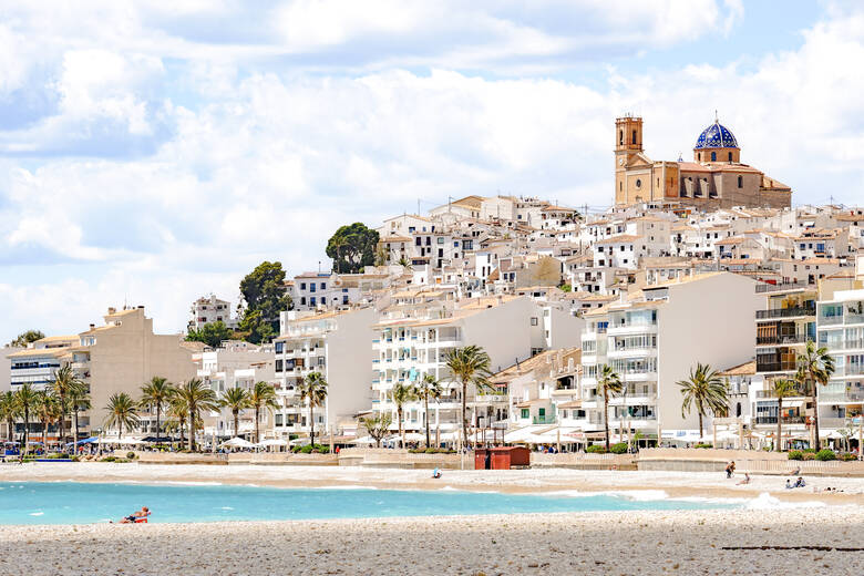 Blick vom Strand aus auf Altea la Vella, an der Costa Blanca in Alicante, Spanien