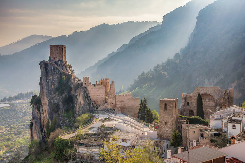 Blick auf die Burgruine von La Iruela, im Nationalpark Sierra de Cazorla, Segura y las Villas