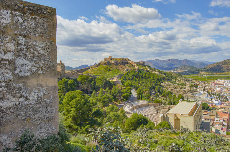 Die mittelalterliche Mauer und das römische Amphitheather in Sagunto, Valencia, Spanien