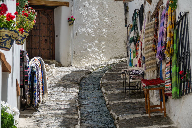 Bach im kleinen Bergort Pampaneira in las Alpujarras, Sierra Nevada, Granada, Andalusien, Spanien