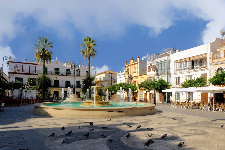 Die prächtige Plaza Cabildo in der Altstadt von Sanlucar de Barrameda, in Cadiz, Andalusien
